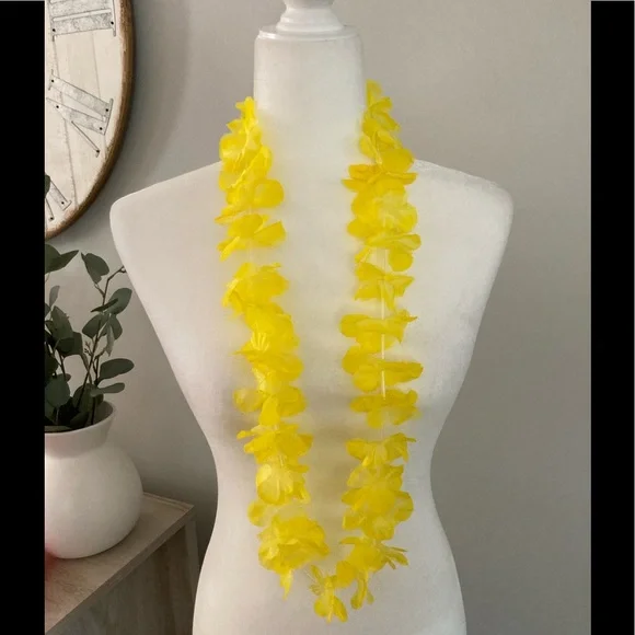 ❌SOLD NWOT 3 Hawaiian Flower Leis - Picture 4 of 5